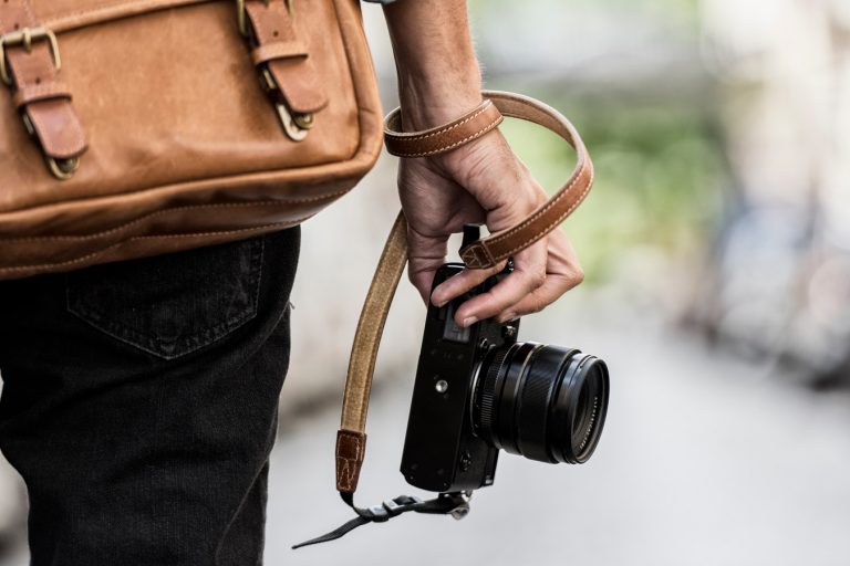 Photographer with leather bag in the city Fotós táska dilemmák – Melyiket válasszam? Mi kerüljön bele? - NEXTFOTO