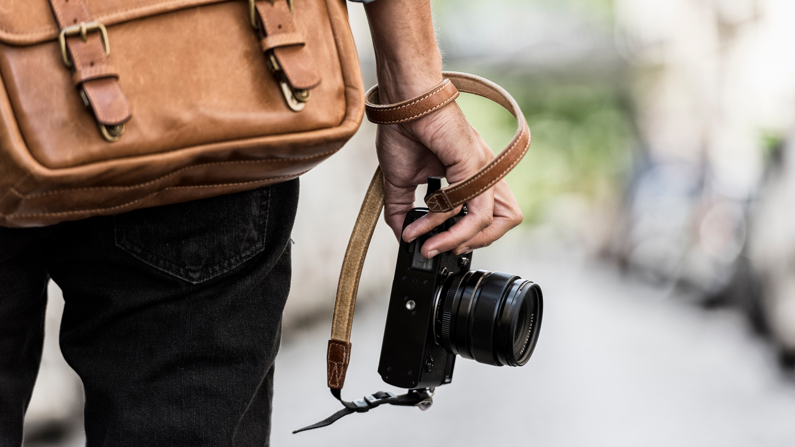 Photographer with leather bag in the city Fotós táska dilemmák – Melyiket válasszam? Mi kerüljön bele? - NEXTFOTO