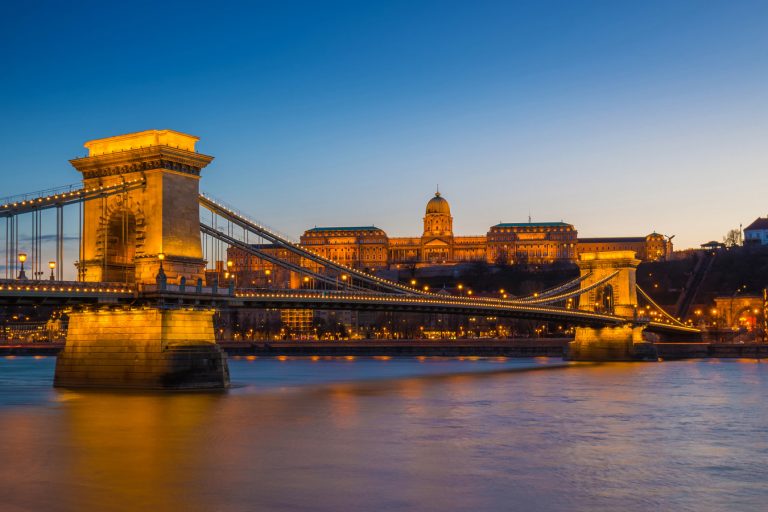 Budapest, Hungary – Illuminated Szechenyi Chain Bridge over River Danube and Buda Castle Royal Palace Kék óra – Segítünk elcsípni a pillanatot! - NEXTFOTO