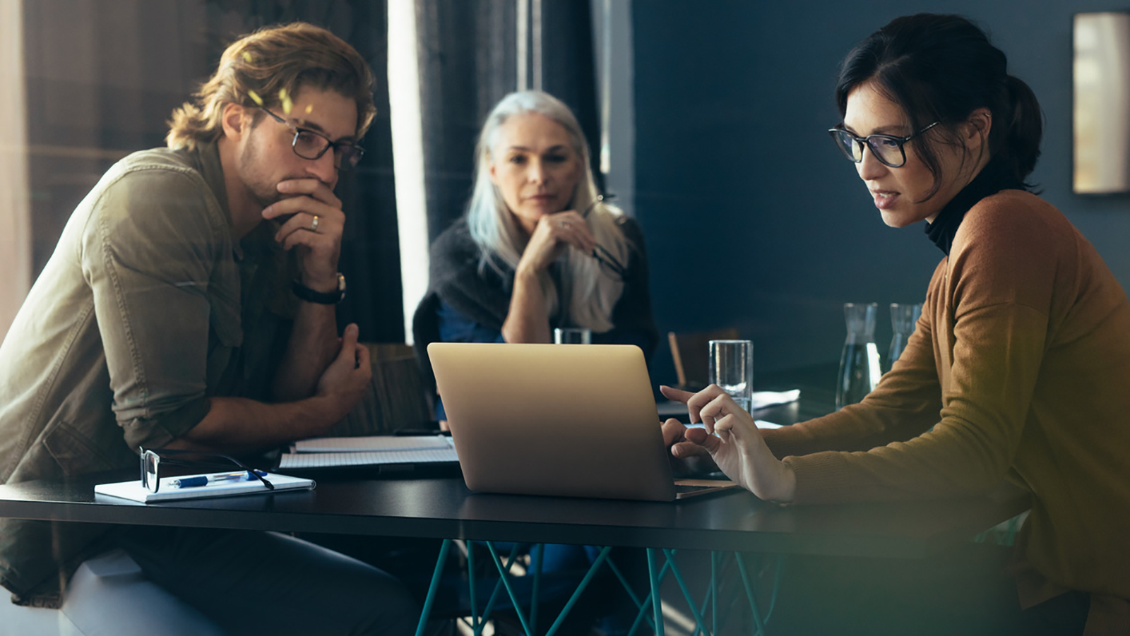 Businesswoman showing project analysis to colleagues Keress fel kisebb cégeket! - Fényképezel? Itt az ideje pénzt keresni! - NEXTFOTO