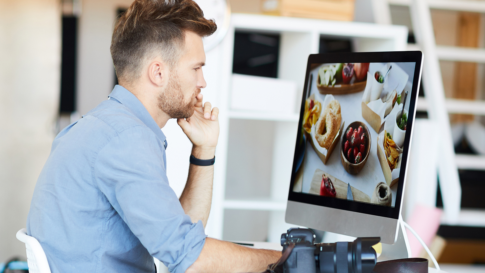 Photographer using Computer Tedd mindenki számára elérhetővé a fényképeidet! - Fényképezel? Itt az ideje pénzt keresni! - NEXTFOTO
