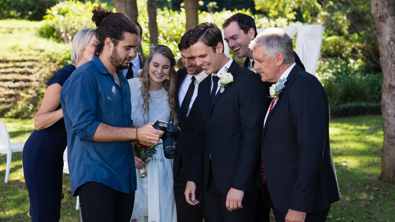 Photographer reviewing photographs on digital camera Fényképezz eseményeket! - Fényképezel? Itt az ideje pénzt keresni! - NEXTFOTO