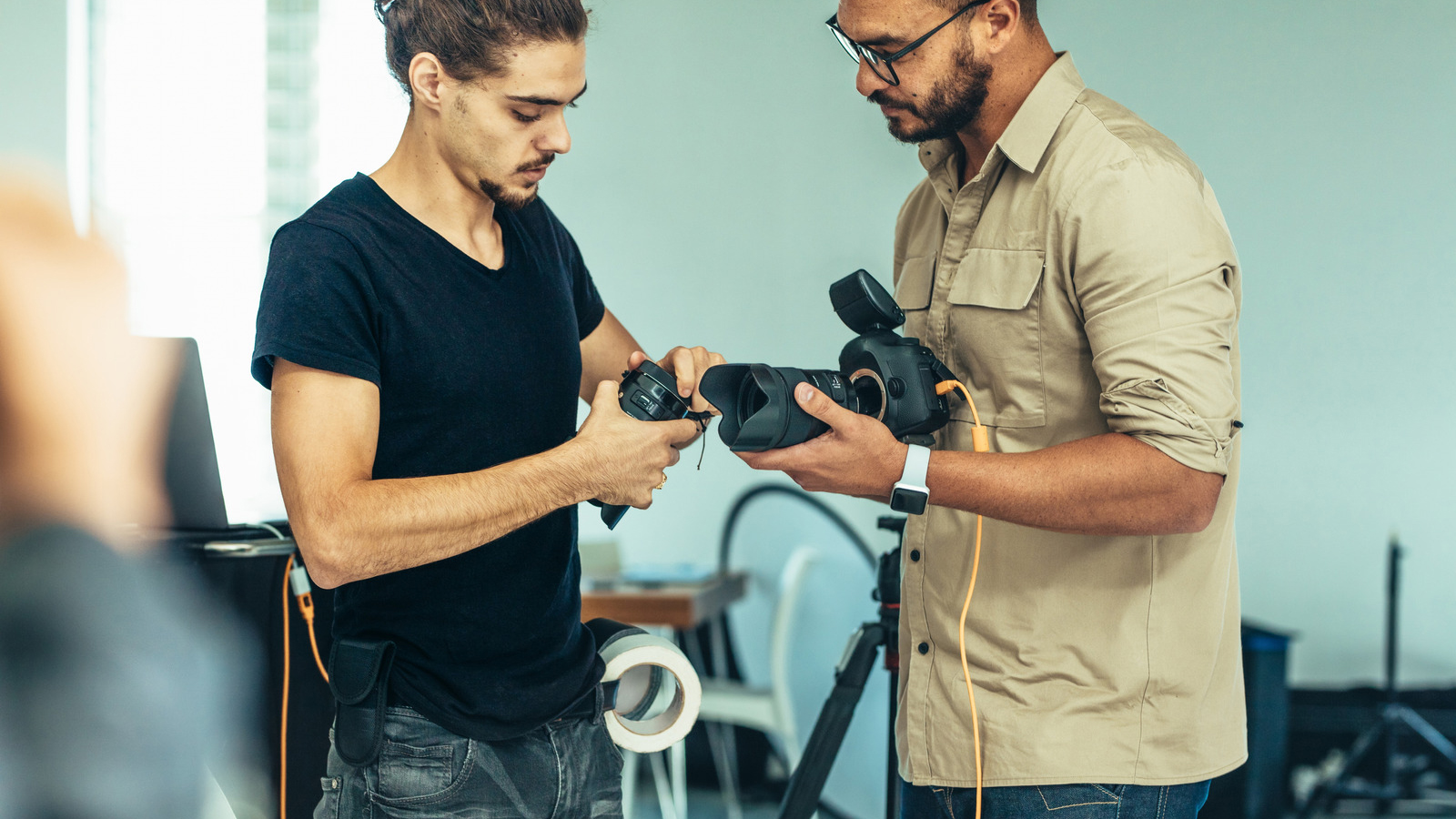 Photographer replacing the lens on his camera during a photo sho Jelentkezz asszisztensnek! - Fényképezel? Itt az ideje pénzt keresni! - NEXTFOTO