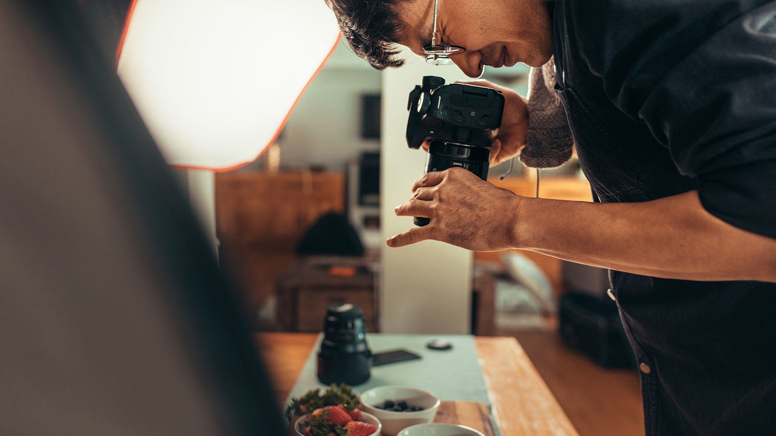 Photographer taking food pictures in studio Készíts termékfotókat webáruházaknak! - Fényképezel? Itt az ideje pénzt keresni! - NEXTFOTO