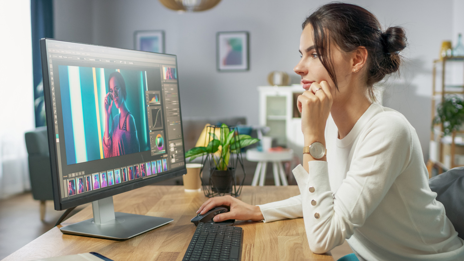 Professional Female Photographer Works in Photo Editing App / Software on His Personal Computer. Photo Editor Retouching Photos of Beautiful Girl. Mock-up Software Design. Vállalj utómunkát és retusálást! - Fényképezel? Itt az ideje pénzt keresni! - NEXTFOTO