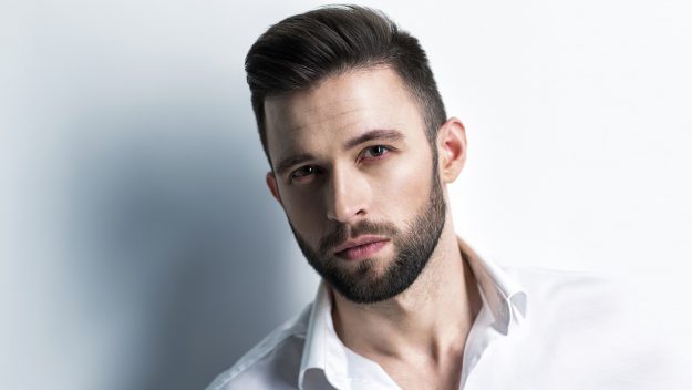 Handsome man in white shirt. Closeup portrait. Férfiportré - Egy bevált recept, és néhány hasznos tanács - NEXTFOTO