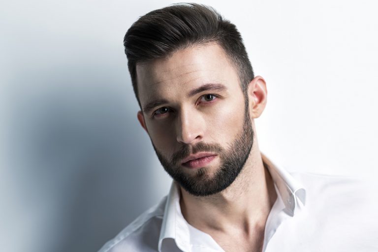 Handsome man in white shirt. Closeup portrait. Férfiportré - Egy bevált recept, és néhány hasznos tanács - NEXTFOTO