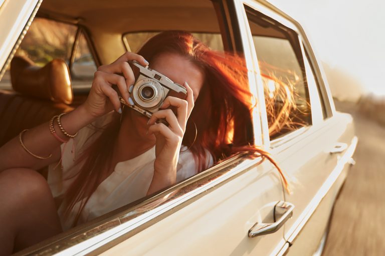 Female capturing a perfect road trip moment. Örökítsd meg a nyár legizgalmasabb pillanatait! - NEXTFOTO