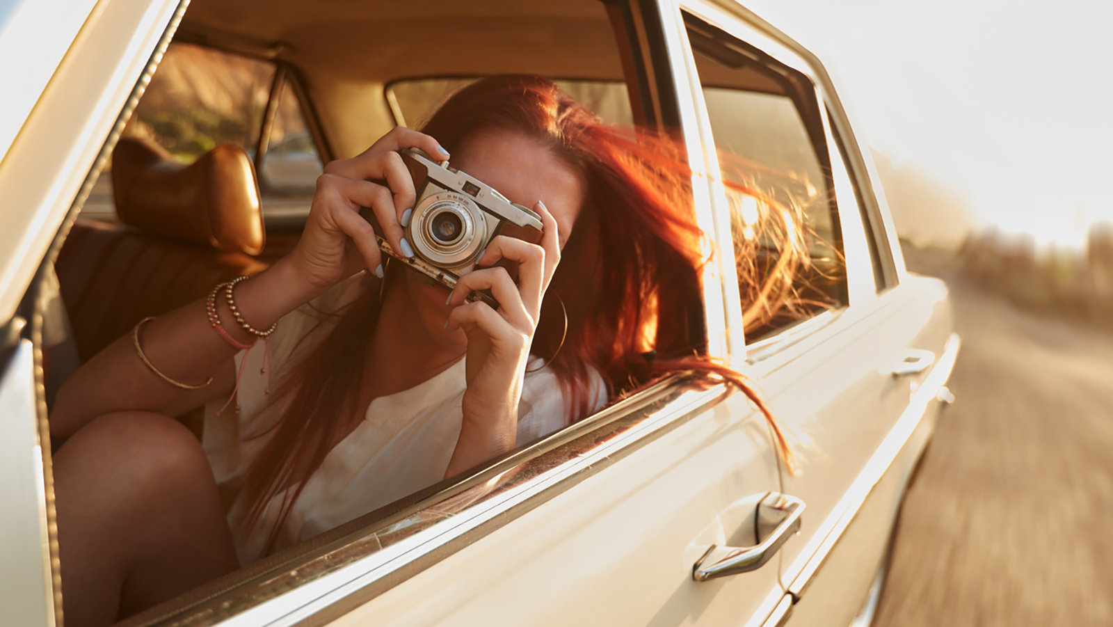 Female capturing a perfect road trip moment. Örökítsd meg a nyár legizgalmasabb pillanatait! - NEXTFOTO