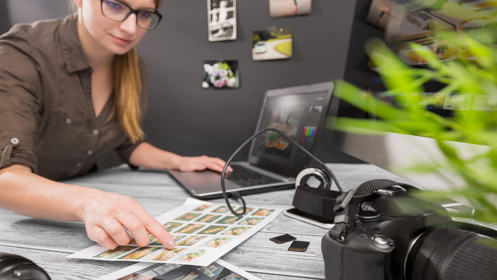 Photographers computer with photo edit programs. Az utómunka nem lehetőség, hanem kötelesség! - NEXTFOTO