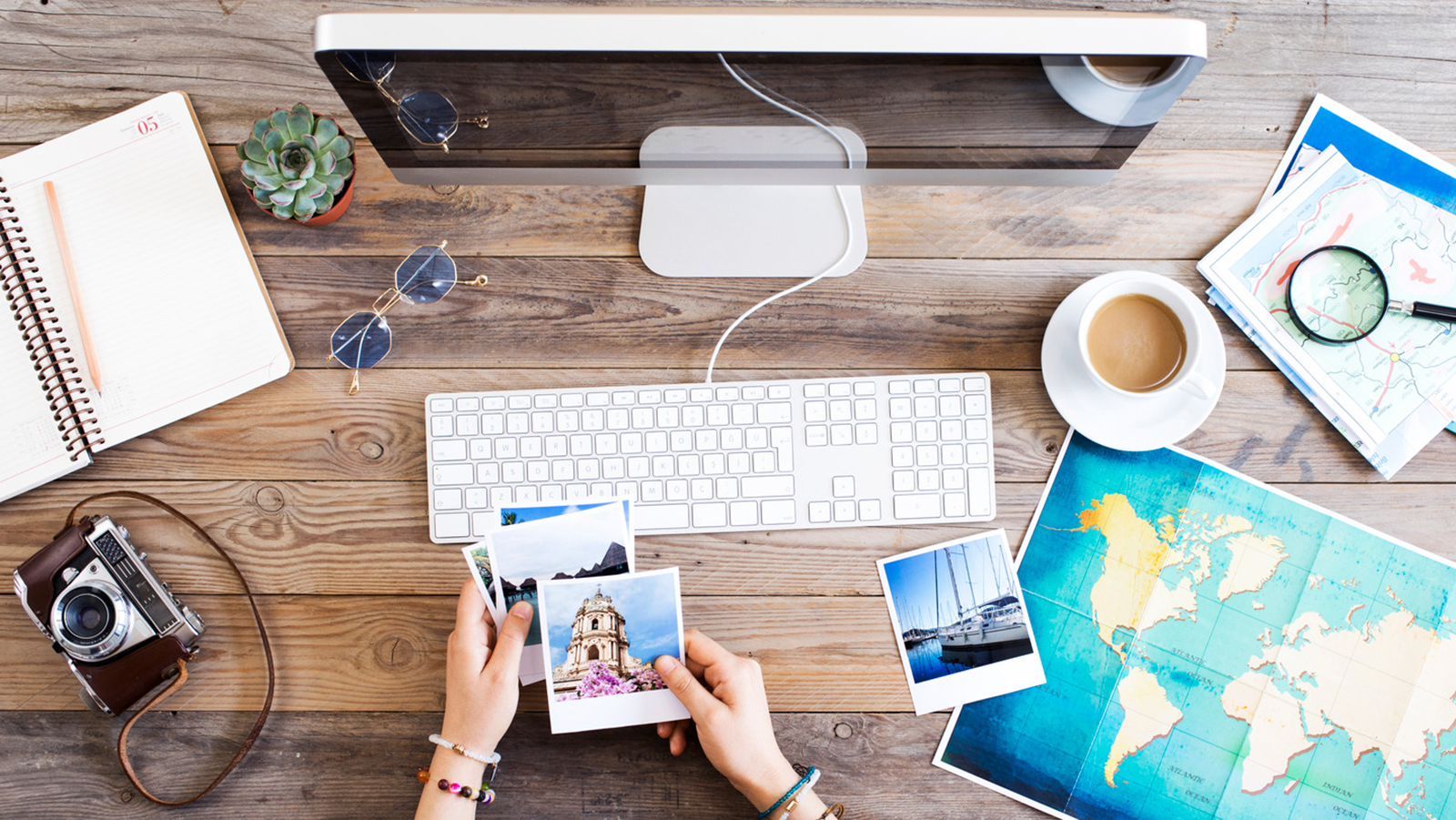 Travel planning on computer Végezz kutatómunkát indulás előtt! - NEXTFOTO