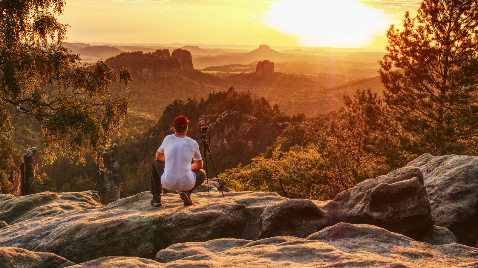 Nature photographer takes photos on peak of rock. Maradj fent sokáig, és kelj korán! - NEXTFOTO