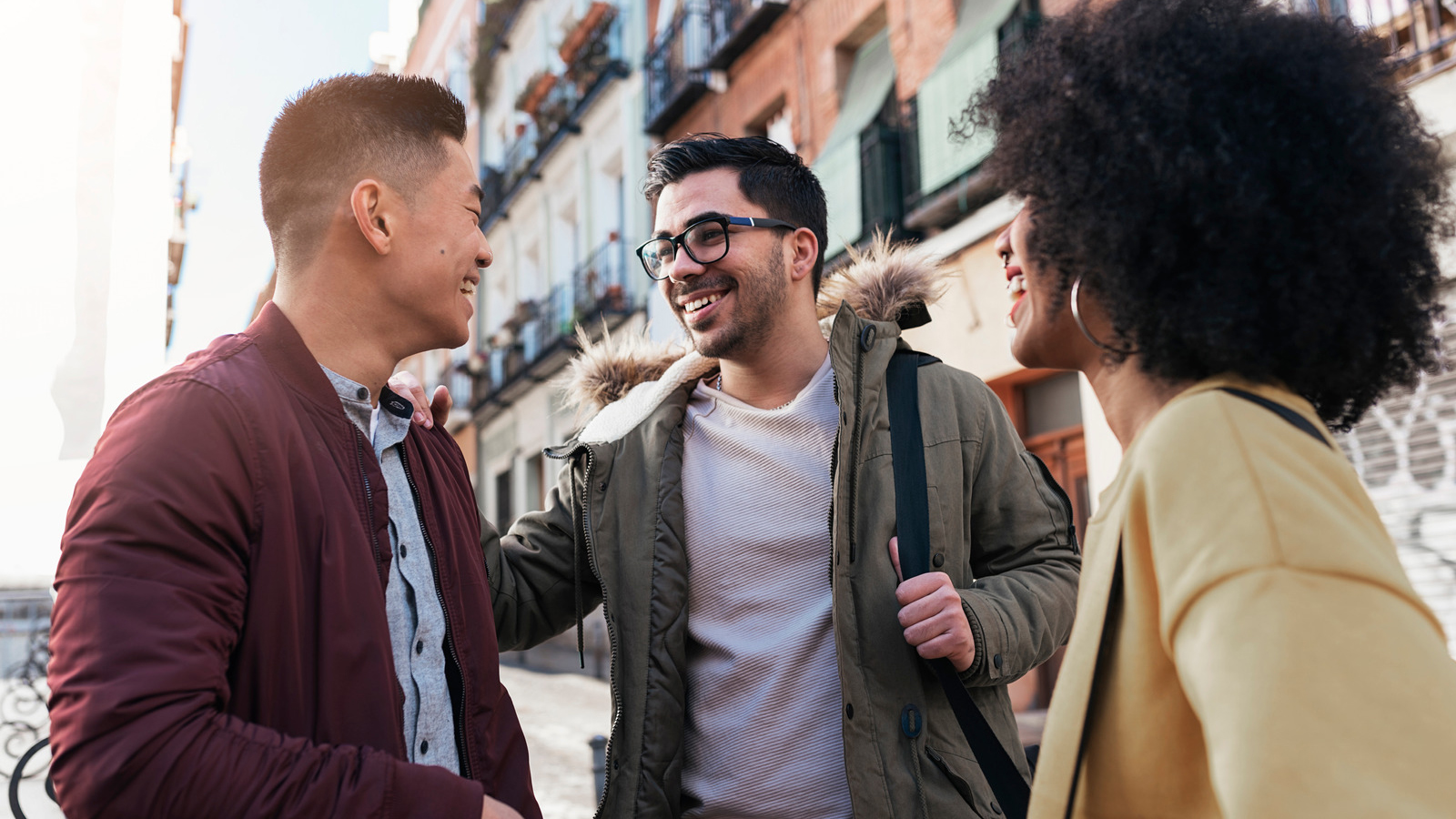 Group of happy friends chatting in the street. Próbáld elsajátítani a nyelvet! - NEXTFOTO